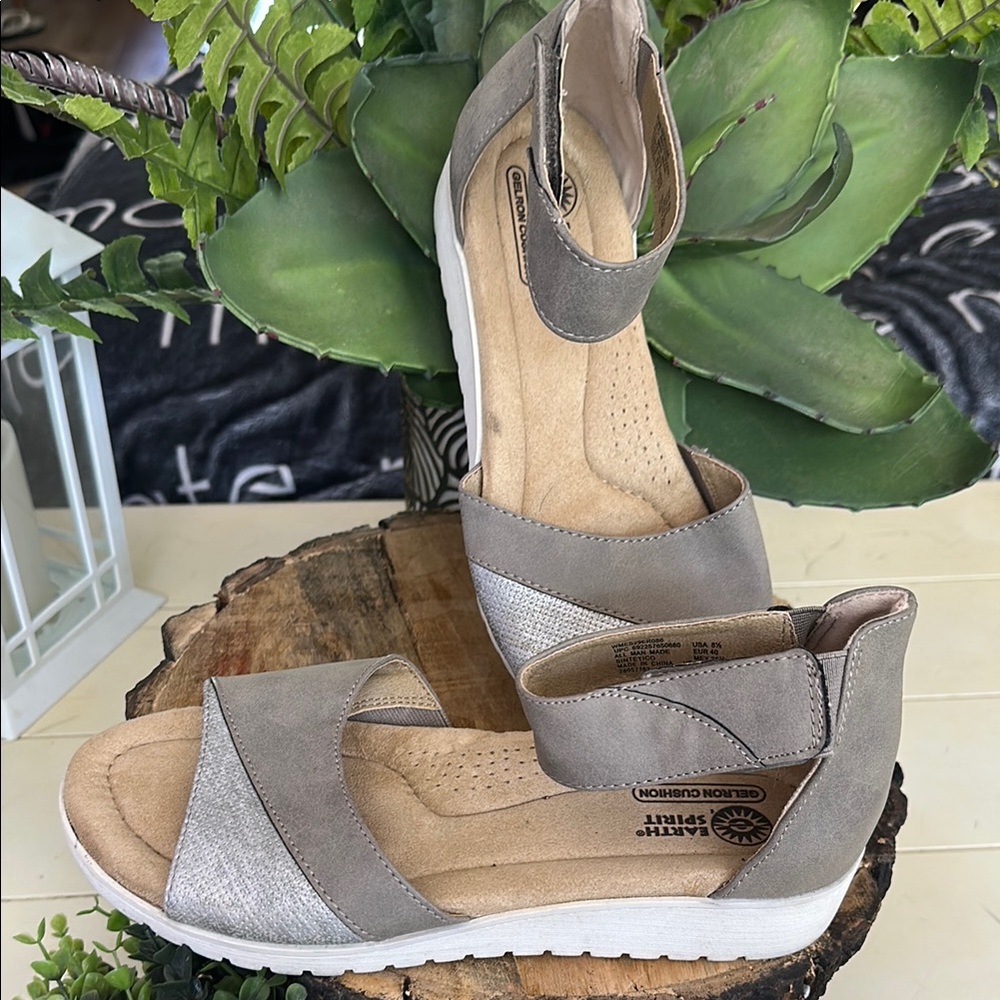 Earth Spirit Taupe/Silver Ankle Strap with White Sole Open Toe Sandals•Size 8.5